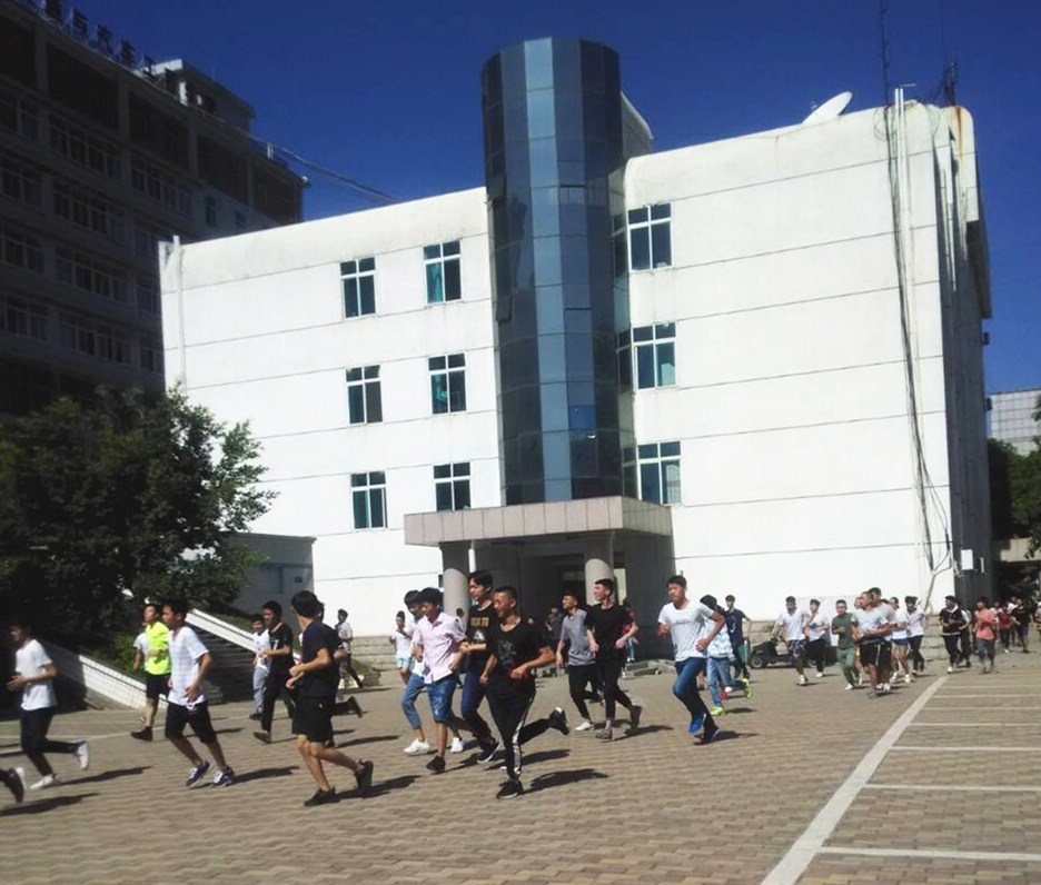 学生从教学楼紧急疏散